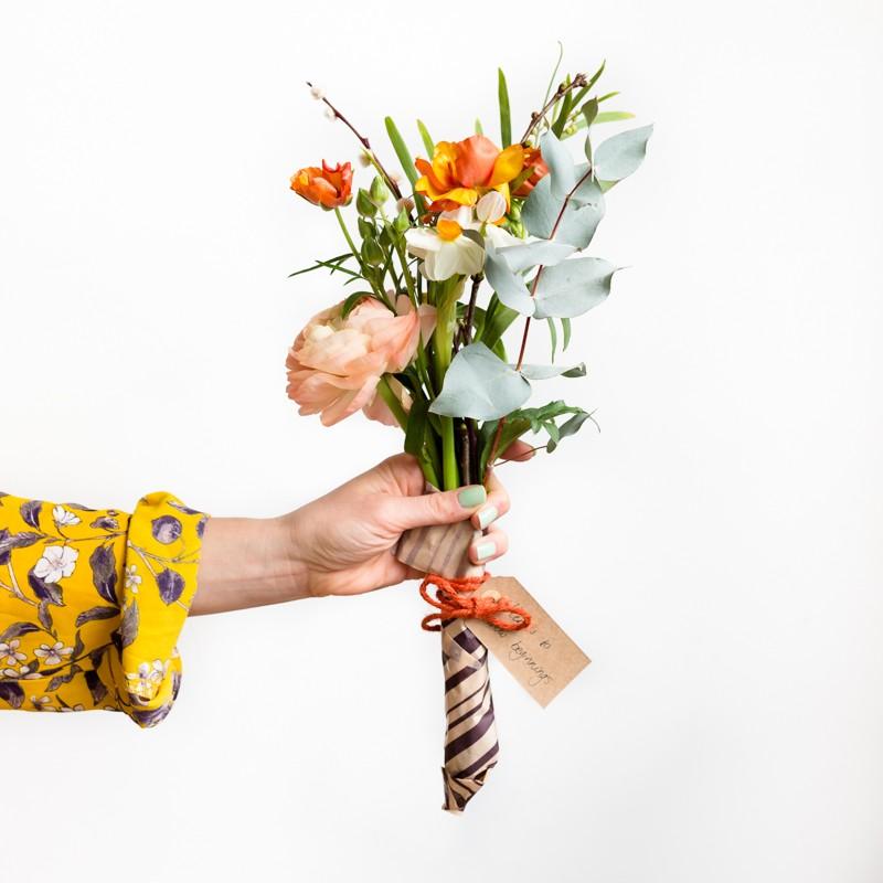 Uitdelen bloemen aan zorgpersoneel