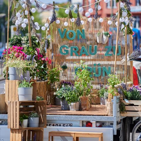 Pop-up balkons vergroenen Berlijns meest grijze straten